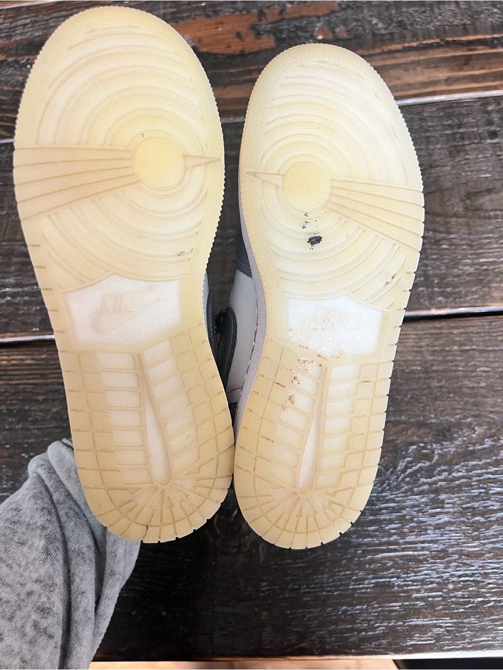 Jordan Grade-School Air 1 Low SE sneakers - Picture 2 of 6